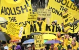 Des manifestants antimonarchistes brandissant des pancartes et drapeaux "Not my king", "Pas mon roi", le 6 mai 2023 lors de la procession du roi Charles III dans le centre de Londres