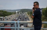 Le journaliste de Radio Vinci Autoroutes Denis Costat au-dessus de l'A7 près d'Orange, dans le sud-est de la France, le 16 août 2024
