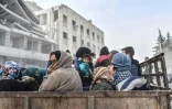 Des civils fuient la ville kurde d'Afrine, dans le nord-ouest de la Syrie, prise par les troupes turques et leurs supplétifs syriens, le 18 mars 2018