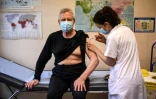 Un homme âgé de plus de 75 ans reçoit un vaccin contre le coronavirus à l'institut Pasteur à Paris le 21 janvier 2021