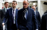 Le leader de la CDU, Friedrich Merz (d), arrive à la 61e Conférence sur la sécurité de Munich (CSM), dans le sud de l'Allemagne, le 14 février 2025