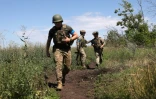Des soldats ukrainiens de la 22e brigade mécanisée sur une position reconquise dans le village de Klyshchiivka, au sud de Bakhmout, en Ukraine, le 13 juillet 2023 