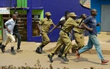 Des policiers ougandais arrêtent un manifestant favorable à l'opposant Kizza Besigye, à Kampala le 19 février 2016