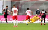 L'attaquant polonais du Hertha Berlin, Krzysztof Piatek (g), égalise sur penalty lors du match de Bundesliga à Leipzig, le 27 mai 2020