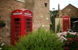 Des cabines téléphoniques dans le jradin de l'atelier "Remember When UK" à King's Lynn, le 11 août 2023 dans l'est de l'Angleterre