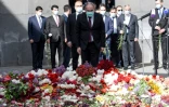 Le Premier ministre arménien Nikol Pachinian (c) dépose des fleurs au mémorial de Tsitsernakaberd, le 24 avril 2021 à Erevan