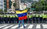 Un membre de l'opposition vénézuélienne face à un cordon policier, lors d'une manifestation à Caracas, le 27 juillet 2016