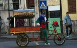 Un homme pousse son tricycle dans une rue de La Havane, le 7 février 2022 à Cuba