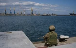 Un soldat russe monte la garde sur le port de Marioupol, le 29 avril 2022 en Ukraine