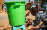 Une fillette se lave les mains avant d'entrer dans une église, suivant les instructions données par les autorités sanitaires pour limiter la propagation du virus Ebola, à Bunia, en République démocratique du Congo, le 24 mai 2026
