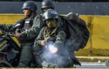 Des membres de la Garde Nationale vénézuélienne chargent des manifestants, le 10 juillet 2017, à Caracas