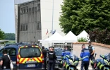 Des gendarmes et policiers devant le collège Françoise-Dolto à Nogent, où une surveillante a été tuée par un élève, le 10 juin 2025 en Haute-Marne