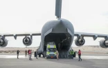 Déchargement de marchandises et matériels, dont des ambulances, dans le cadre d'un programme d'aide humanitaire conjoint franco-qatari pour Gaza, depuis un avion arrivé de Doha à l'aéroport d'El-Arish, le 26 février 2024 en Egypte