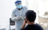 Un personnel médical prend un échantillon nasal d'un patient sur le site de John's Well Child à Los angles le 24 juillet