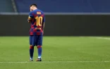 L'attaquant argentin de Barcelone, Lionel Messi, quitte le terrain dépité après la défaite de son équipe en quart de finale de la Ligue des champions face au Bayern Munich, à Lisbonne, le 14 août 2020
