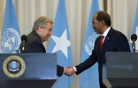 Le secrétaire général de l'ONU Antonio Guterres et le président somalien Hassan Cheikh Mohamoud se serrent la main au palais présidentiel de Mogadiscio, en Somalie, le 11 avril 2023