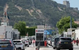 Des automobilistes traversent la frontière entre l'Espagne et le territoire britannique de Gibraltar à La Línea de la Concepción, dans le sud de l'Espagne, le 29 juin 2026