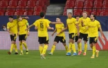 La joie des Allemands de Dortmund après un but de Erling Haaland (2e en partant de la droite) sur le terrain du FC Séville en 8e de finale aller de Ligue des champions, le 17 février 2021