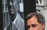 Alexander De Croo, à l'époque Premier ministre belge, devant un portrait géant de Patrice Lumumba, héros de l'indépendance congolaise, arrive au plais d'Egmont pour la restitution d'une dent du dirigeant congolais assassiné, le 20 juin 2022à Bruxelles