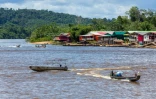La ville de Maripasoula, en Guyane, n'est accessible que par avion et par pirogue sur le fleuve Maroni
