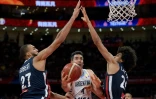 Luis Scola (c), auteur de 28 points pour l'Argentine, face à la France de Rudy Gobert (g) et Louis Labeyrie, en demi-finales du Mondial, le 13 septembre 2019 à Pékin