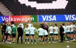 La selectionneuse de l'équipe d'Allemagne de football Martina Voss-Tecklenburg s'adresse à ses joueuses lors d'une session d'entraînement à la veille de la demi-finale de l'Euro-2022 face à la France, le 26 juillet au Stadium MK de Milton Keynes