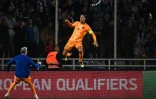 La joie du capitaine Virgil van Dijk après son penalty réussi contre la Grèce, le 16 octobre 2023 à Athènes