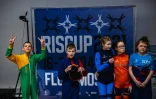 Des enfants souffrant de paralysie cérébrale, parmi lesquels Marian Dolik (g), 13 ans, participent à un championnat de simulation de chute libre à Moscou, le 23 avril 2021