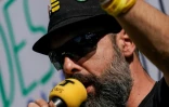 Jérôme Rodrigues, l'une des figures du mouvement des "gilets jaunes", prend la parole lors d'une manifestation le 20 avril à Paris