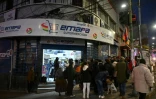 Des habitants font la queue tôt le matin devant un supermarché Emapa à prix réduits, le 11 juin 2025 à La Paz, en bolivie