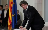 Le président catalan Carles Puigdemont signant un document sur l'indépendance catalane, au parlement régional, à Barcelone, le 10 octobre 2017