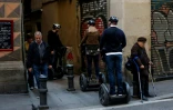 Des touristes déambulent sur des "segways" électriques, très en vogue à Barcelone, le 17 février 2017