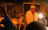 Des partisans d'Ousmane Sonko brandissent son portrait devant son domicile de Dakar, le 23 mai 2026