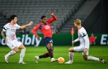 L'attaquant canadien de Lille Jonathan David entre deux joueurs de l'AC Milan en Ligue Europa, le 26 novembre 2020 Ă Villeneuve-d'Ascq