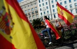 Deux femmes manifestent en soutien à la police espagnole à Barcelone, le 29 septembre 2018