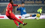 Le gardien de Marseille Steve Mandanda dégage devant le milieu de Strasbourg Adrien Thomasson, le 6 novembre 2020 au stade de la Meinau à Strasbourg