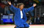 La judoka brésilienne Rafaela Silva savoure sa victoire face à la Mongole Sumiya Dorjsuren, en - 57 kg, aux JO de Rio, le 8 août 2016