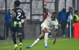 Le Marseillais Chancel Mbemba (d) contre Brighton, le 5 octobre 2023 au Stade Vélodrome