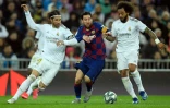 Lionel Messi pris en tenailles par Sergio Ramos à gauche, et Marcelo à droite, lors du match entre le Barça et le Real Madrid au stade Bernabeu de Madrid le 1er mars 2020. (ARCHIVES)
