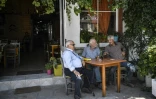 Des habitants de l'île de Samos attablés dans un café de Mytilinoi, le 19 juin 2019