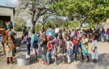 Des enfants font la queue pour un repas à l'école primaire de Mitilene, le 20 juin 2018 au Mozambique