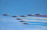 Les Alpha Jets de la Patrouille de France participent à l'hommage à Charlie Dalin, en survolant Concarneau mardi.