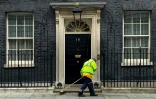 Un balayeur à l'oeuvre devant le 10 Downing Street, la résidence du Premier ministre britannique, le 30 octobre 2019 à Londres
