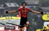 Le Belge Dylan Teuns, de l'équipe Bahrain, célèbre sa victoire en franchissant la ligne d'arrivée à la fin de la 8e étape de la 108e édition du Tour de France cycliste, 150 km entre Oyonnax et Le Grand-Bornand, le 3 juillet 2021.
