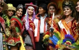 Le président bolivien Evo Morales pose avec des femmes sur le podium du Dakar, le 6 janvier 2017 à Oruro