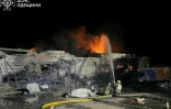 Photo fournie par le service de presse du service d'urgence de l'État ukrainien, le 30 mai 2025, de pompiers éteignant un incendie après une frappe de drone russe dans la région d'Odessa