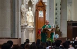 Des fidèles catholiques assistent à une messe à la cathédrale de l'Immaculée Conception de Hong Kong, le 23 septembre 2018