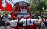 Des membres du Croissant Rouge iranien participent le 19 juin 2025 aux obsèques de deux de leurs collègues tués dans une frappe aérienne israélienne à Téhéran
