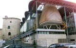 Vue de l'entrée principale du tribunal de grande instance de Bordeaux, oeuvre de l'architecte britannique Richard Rogers