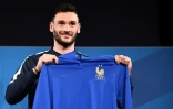 Le gardien et capitaine de l'équipe de France, Hugo Lloris, présente le maillot collector commémorant les 100 ans de la Fédération française de football, le 24 mars 2019 à Saint-Denis